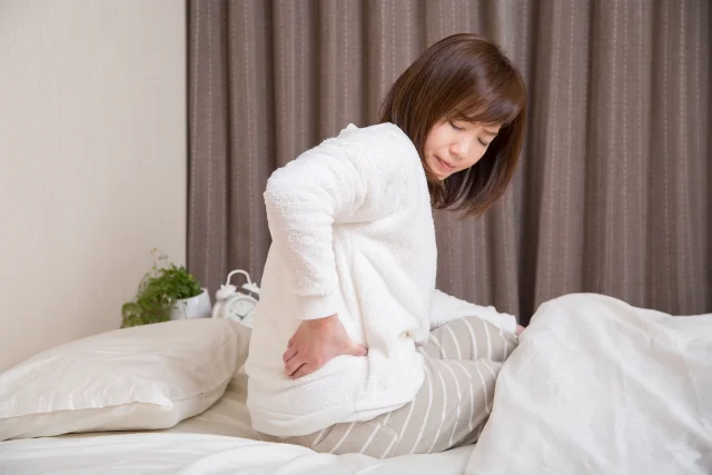 【朝の腰痛】寝起きの腰痛の原因と改善方法